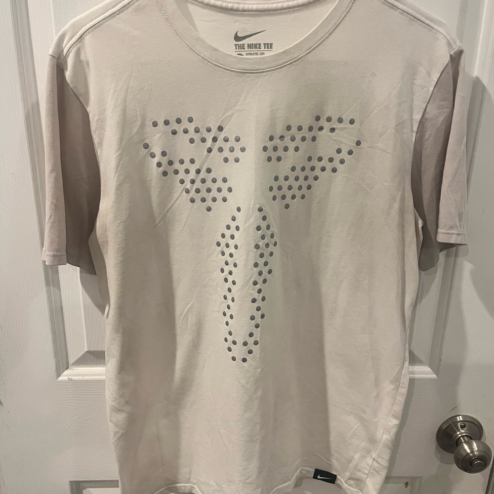 Nike Kobe Bryant cream with grey sleeve Mamba
Men's T-Shirt Size M.